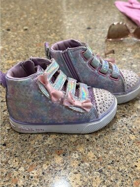 Skechers Girls' twinkle toes Lilac Holographic High-Top Sneakers with Pink Bows